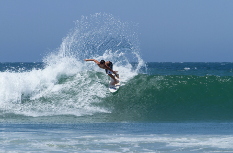 Un surfista en Máncora, Perú, donde HAZla por tu ola ha protegido rompientes importantes mediante la Ley de Rompientes frente a las amenazas del desarrollo no planificado que podrían afectar a la formación de olas. Crédito: Bruno Ahlgrimm, Flickr   , CC BY 2.0 DEED .