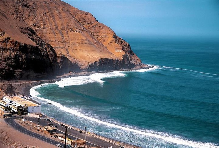 La ola La Herradura, en Perú, perdió todo su fondo de arena cuando se intentó construir una autopista que conectara ambas playas: La Herradura y La Chira. Esto afectó su funcionamiento y el de su entorno. Foto: Carolina Butrich