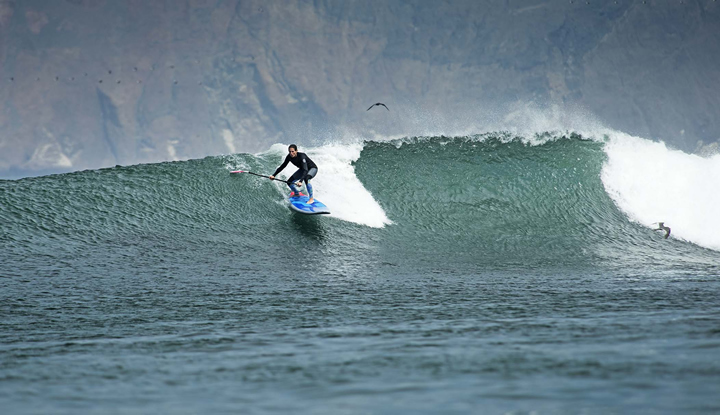 En Perú, la Reserva Nacional de Paracas, de 217 594 hectáreas, incluye una rompiente en la isla de San Gallán. A lo largo de la historia, la ola era parte de una zona de protección estricta, por lo que el surf fue oficialmente prohibido. Sin embargo, alrededor de 2015 se iniciaron diálogos entre los surfistas y el comité de gestión de la reserva para legalizar y reglamentar el surf dentro de dicha reserva. En 2016, el nuevo plan de gestión de la reserva cambió las normas de zonificación alrededor de la rompiente para permitir su uso sostenible. Foto: Walter H. Wust.