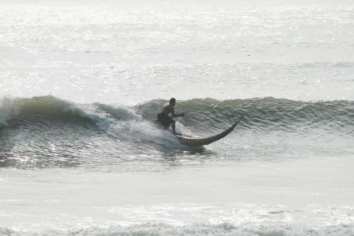  La Ley de Rompientes se ha puesto en práctica, por ejemplo, en Huanchaco, cuna del surf en Perú: allí, los pescadores utilizaron (y siguen utilizando) las embarcaciones de totora como primera forma de correr olas. Cerca a Huanchaco, se construyó el puerto de Salaverry, que ha generado grave erosión costera y ha hecho desaparecer ciertas áreas de playas y zonas del litoral. para salvar el borde costero, se propuso un proyecto que consistía en una serie de espigones. Se contactó para ello a grupos interesados, entre ellos, al comité de la Reserva mundial de Surf (ubicada en Huanchaco) y a la FENTA, quienes lograron, utilizando como sustento la Ley de Rompientes, que se cambiara el diseño del proyecto para evitar la afectación de las olas de Huanchaco. Fotografía: Carlos Antonio Ferrer.
