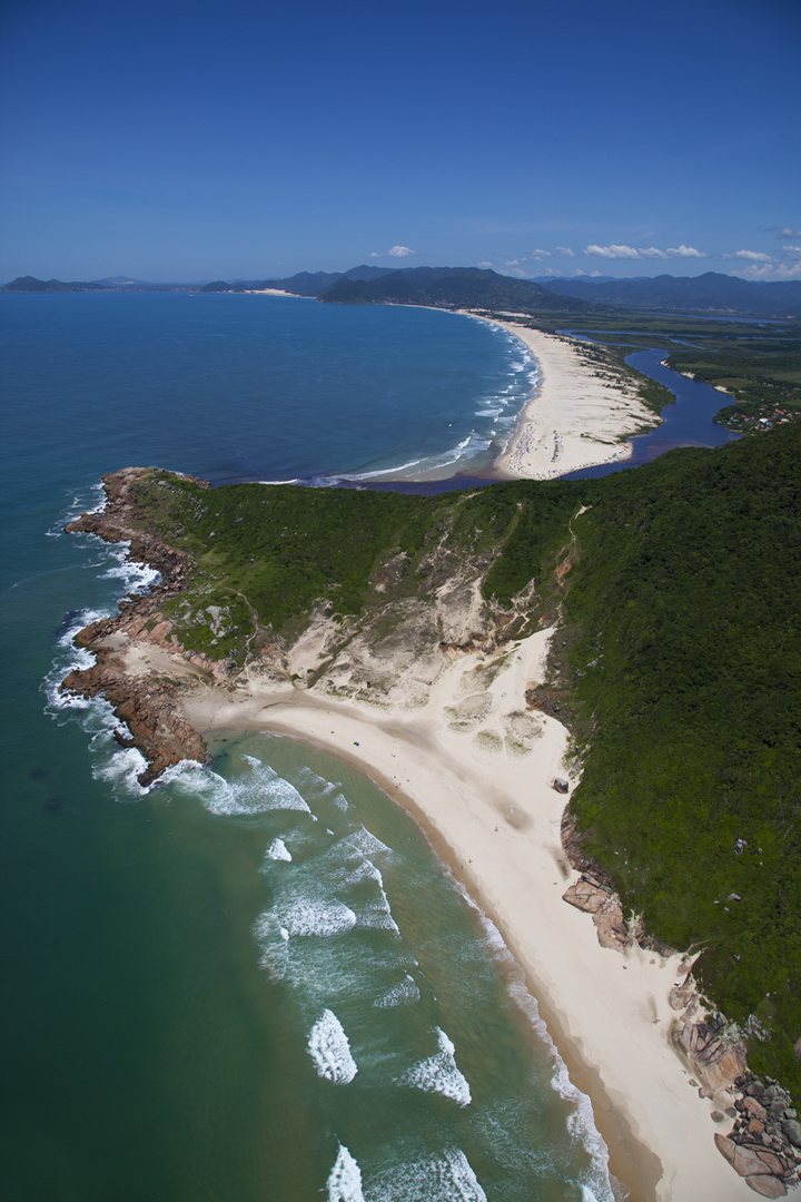 Dentro del Parque Estatal de la Serra do Tabuleiro, se encuentra la Reserva Mundial de Surf Guarda do Embaú, que promueve un modelo de gobernanza colaborativa para la protección del medio ambiente. Foto por Plínio Bordin.