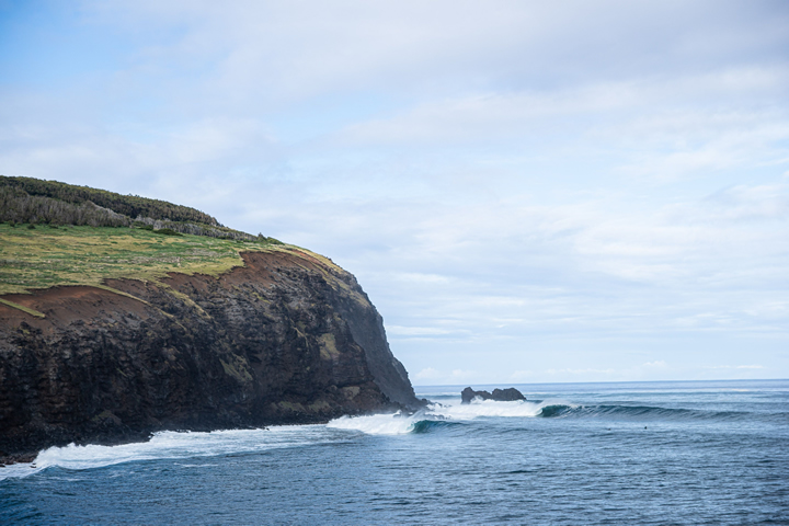 El Parque Nacional Rapa Nui, ubicado en la isla del mismo nombre, no solo alberga aldeas ceremoniales ancestrales y los famosos petroglifos de los antiguos nativos, sino que también rompientes de importancia nacional. Foto por Rodrigo Farías.