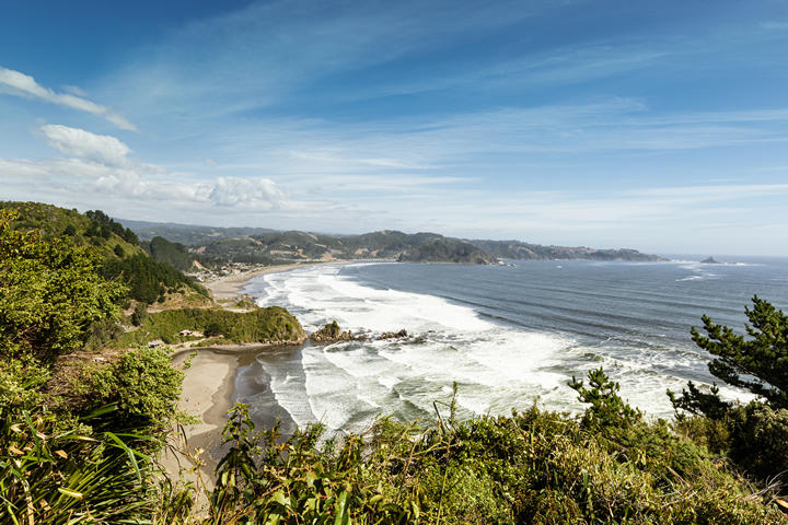 En Mehuín, al sur de Chile, existe una famosa ola llamada La Barra, seriamente amenazada Desde 1996, la poderosa empresa Celulosa Arauco viene negociando para instalar un ducto que le permita verter los desechos contaminantes de su papelera en la playa de Mehuín, lo que pone en riesgo a los pescadores artesanales, las comunidades mapuches locales y los surfistas. La empresa ha venido vertiendo sus desechos en el río Las Cruces, cercano a la rompiente, y con ello ha causado, entre otros daños, la muerte de miles de cisnes de cuello negro. Ahora, la empresa busca influir en las autoridades para aumentar la concentración permitida de químicos y metales pesados. Los locales están comprometidos con la protección de Mehuín. Foto: Juan Carlos Elgueta.