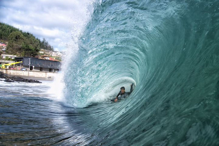 En Chile, actualmente, existe una ola amenazada por la posible construcción de un espigón que impediría la entrada de la ventana de mar que viene desde el sur. Esto destruiría completamente la rompiente Los Botes, icónica para la comunidad local. Foto: Pablo Acuña.