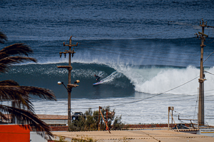En la rompiente Negritos, en Perú, la industria petrolera ha dejado tuberías abandonadas y escombros precisamente donde rompe la ola. Foto: Carolina Butrich.