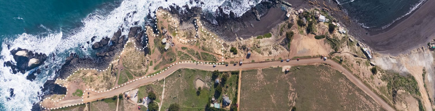 El plano regulador de Pichilemu fue modificado el año 2016, con la incorporación de la Zona E1, para conservar el área circundante de Punta de Lobos. Así, los acantilados y su vegetación se encuentran al interior de la Zona E1 Parque Comunal Punta de Lobos (áreas verdes); con ello, se limita el uso del suelo a la práctica deportiva asociada al surf (y otros deportes náuticos) y establece limitaciones al desarrollo inmobiliario. Foto: puntadelobos.org