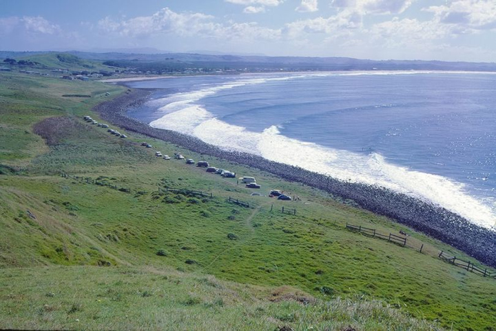 La Reserva Nacional de Surf Lennox, designada el 16 de febrero de 2008, se ubica al sur de Byron Bay y al norte de Ballina en la costa de NGS. La Reserva de Lennox abarca varios sitios de Surf desde point breaks hasta beach breaks, y abarca un total aproximado de 7,5 kilómetros de agua costera y un área de 400 hectáreas. Aunque esta reserva está reconocida por el Departamento de Tierras de NGS, hasta la fecha la junta fiduciaria no ha establecido un plan de gestión para abordar las amenazas que pueden afectar la calidad de las olas Es información ha sido tomada de Giles Boundy Giles ("How to Provide for Surfing as a Legitimate Activity in Regional Plans", 2008). Foto: Peter Green (1937).