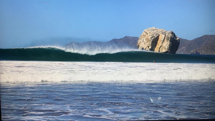 El Parque Nacional Santa Rosa contiene rompientes en su interior. En la foto, Roca Bruja.