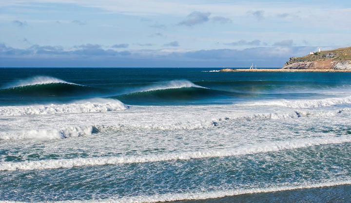Aramoana es un rompiente de alta calidad que se estaba viendo afectada por vertidos y dragados. A través de la mediación entre la Surfbreak Protection Society (SPS) y Port Otago Ltd, se concedió un permiso temporal de 3 años que restringía en gran medida el volumen de vertido cerca de la costa para determinar sus impactos. Además, no se permitió ningún vertido cerca de la costa durante los 2 primeros años. Mediante una combinación de vigilancia por vídeo a distancia, repetición de estudios batimétricos, modelización numérica y encuestas a los surfistas locales, se comprobó que la calidad de las olas había mejorado notablemente.