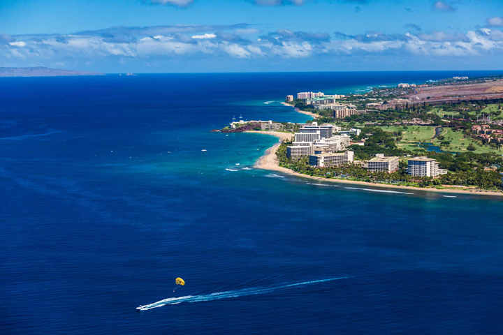 Restauración de la playa de Kaanapali y mejora de las bermas. La evaluación ambiental propuso minimizar la perturbación de las actividades recreativas en el océano mediante la aceleración de la etapa de construcción (para limitar la duración del proyecto) y la utilización de arena que sea altamente compatible con la existente (para minimizar los cambios en los patrones de las olas, las corrientes y la batimetría cercana a la costa). Foto: The Best 24 Things to Do In Kaanapali Beach + West Maui (planneratheart.com)