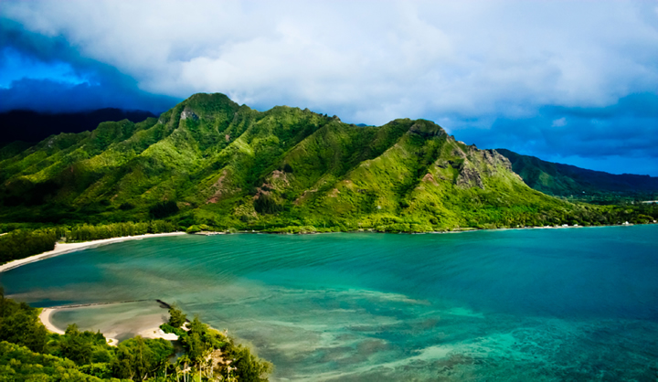 Mitigación de la erosión en la bahía de Kahana. La evaluación ambiental propuso planificar las actividades de dragado durante el verano, cuando hay menos oleaje, e informar efectiva y ampliamente a la comunidad respecto al período en el que se limitaría el acceso a la bahía. Foto: Hailey Minton.