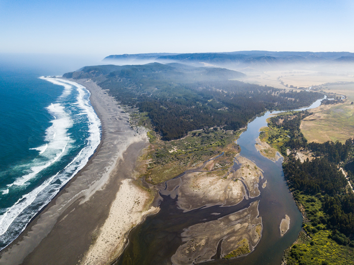 El Decreto 10/2021, emitido por el Ministerio del Medio Ambiente de Chile, que creó el Santuario de la Naturaleza Piedra del Viento, ubicado en Topocalma, señala expresamente como objetos de protección del santuario las rompientes aptas para la práctica deportiva, además de la biodiversidad marino-costera, el borde costero, y las prácticas tradicionales de pesca artesanal y de recolección de algas. Foto: Rodrigo Farías.