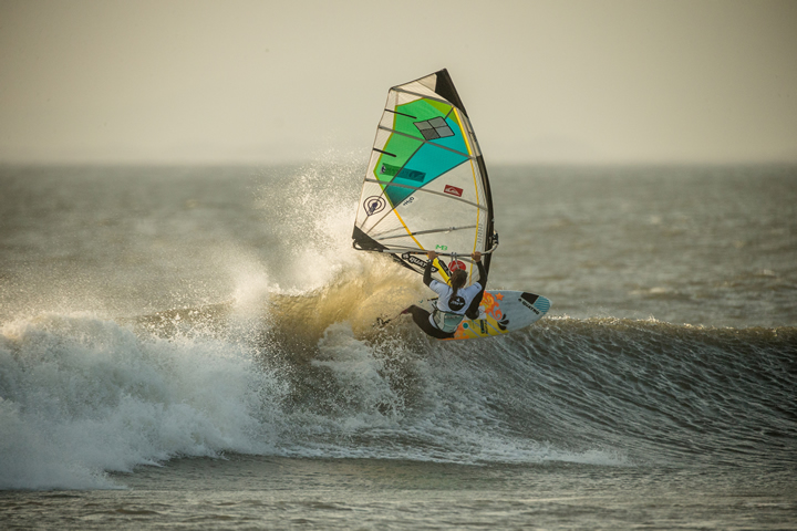 Pacasmayo, en la región peruana de La Libertad, es una de las olas protegidas por la Ley de Rompientes. Sin embargo, esta cancha de juegos excepcional para windsurfistas también requiere que se proteja el corredor del viento, el cual podría verse afectado por nuevas construcciones en el borde costero. Las restricciones municipales necesarias todavía se encuentran pendientes. Foto: Si Crowther.