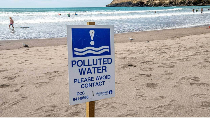 En Canterbury se realiza vertimiento de dragas por mantenimiento cerca de la costa, por parte de la Compañía Portuaria de Lyttleton, lo que podría alterar tanto la calidad del agua como la batimetría, alterando las rompientes que allí se ubicaban. A raíz de un recurso de la Surfbreak Protection Society, en la autorización de recursos para el vertido de dragas de mantenimiento, se incluyó la condición de que representantes de la comunidad de Surf participen en esta autorización, compartiendo información sobre la calidad de las olas, supervisando y determinando si es necesario o no adoptar medidas de gestión. En la foto (de Stacy Squires), la playa de Taylors Mistake fue cerrada  tras ser declarada insegura debido a un vertido de aguas residuales.