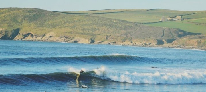 North Devon es la única Reserva Mundial de Surf del Reino Unido, declarada en 2022 por Save The Waves Coalition. La Reserva Mundial de Surf está dirigida por un Consejo Local de Administración, formado por órganos de gobierno, ONG ambientales, grupos comunitarios locales, clubes de surf, empresas y terratenientes, todos unidos para trabajar por objetivos compartidos. Foto: thewaveshack.com.