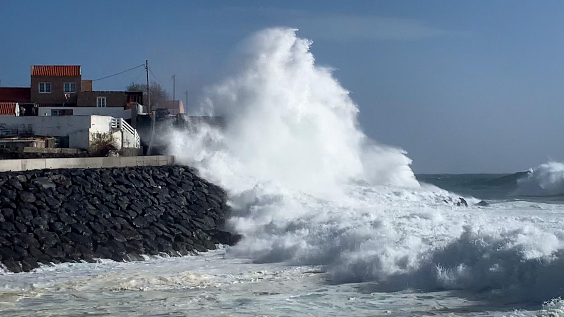 En 2009, en Terreiro de São Mateus, la mejor derecha de Azores, los esfuerzos comunitarios no fueron suficientes para frenar el proyecto de rompeolas que llevaron a cabo el municipio de Angra do Heroísmo y la Secretaría de Medio Ambiente. Como resultado de la construcción, hoy es imposible surfear en el lugar. Foto: Filipe Barata.