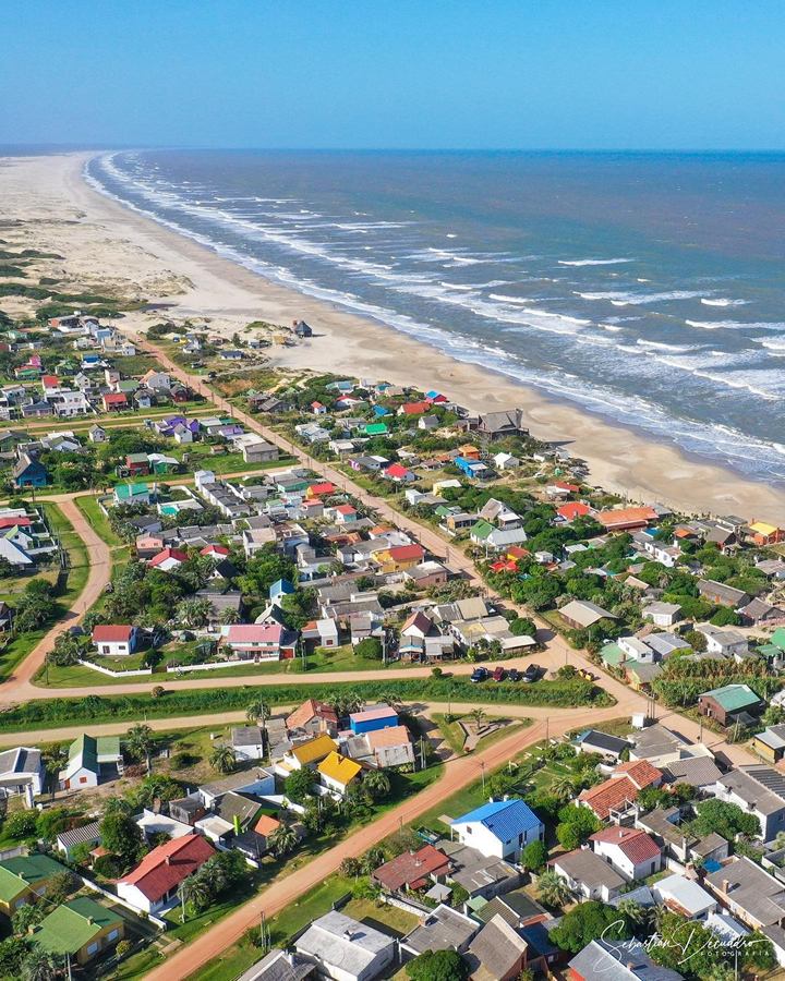 En Aguas Dulces, Rocha, la construcción de casas de veraneo construidas sin respetar el ordenamiento territorial y muy cerca de la playa, alteraron la distribución de la energía del oleaje, lo que dio lugar a una intensa erosión en el borde marino. Ello está generando daños a construcciones; los escombros terminan depositados en la playa, lo que perjudica la seguridad humana para su uso recreativo. Foto por Sebastián Decuadro.