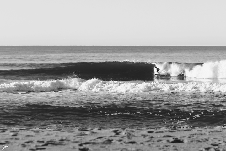 En Laguna Garzón se encuentra la ola de Garzón, una rompiente bastante constante que rompe en ambas direcciones y sobre fondo de arena (por los oleajes entrantes, ideal para surfear en invierno). En 2021 el SNAP invocó al Programa Uruguayo de Reservas de Surf dentro de los aportes presentados en el proceso de elaboración del Plan de Manejo del Área Protegida Laguna Garzón, para integrar a las rompientes dentro de los objetos de conservación. Se buscó, también, agregar la dinámica de la zona de Surf como un atributo ecológico clave de la zona marina. Foto: Germán Meirana.